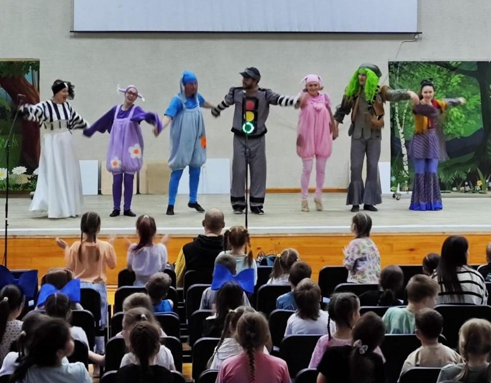 Группа «Калейдоскоп» рассказала юным пензенцам про правила дорожного движения Группа «Калейдоскоп» рассказала юным пензенцам про правила дорожного движения